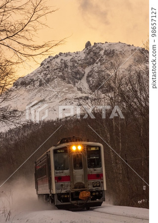 以夕陽和 Atosanupuri 為背景奔向網走 Kiha 54 98657127