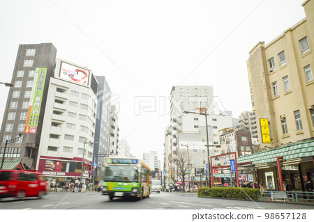 東京淺草站前的風景 東京淺草站前的風景 98657128