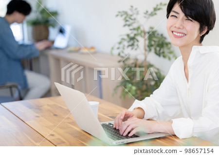 也在主視覺中!在休閒辦公室工作的美女 也在主視覺中!在休閒辦公室工作的美女 98657154