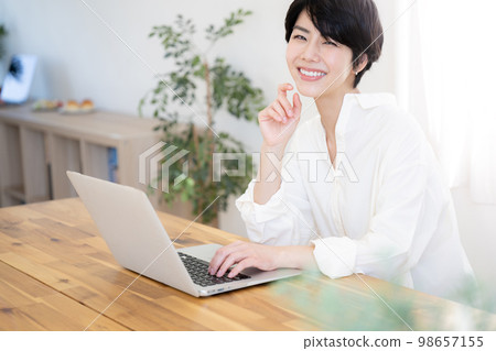 也在主視覺中!在休閒辦公室工作的美女 也在主視覺中!在休閒辦公室工作的美女 98657155