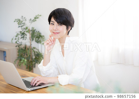 也在主視覺中!在休閒辦公室工作的美女 也在主視覺中!在休閒辦公室工作的美女 98657156