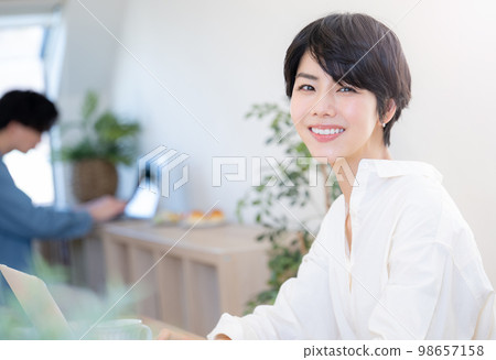 Also in the main visual! Beautiful woman working in a casual office Also in the main visual! Beautiful woman working in a casual office 98657158