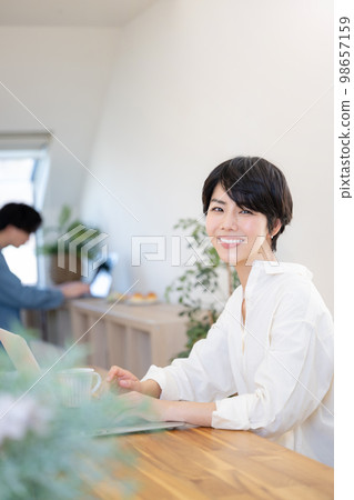 在休閒辦公室或垂直咖啡館工作的美女 98657159