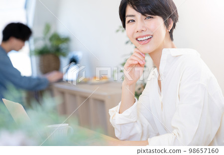 也在主視覺中!在休閒辦公室工作的美女 也在主視覺中!在休閒辦公室工作的美女 98657160