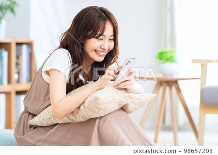 在客廳操縱智能手機的女人 98657203