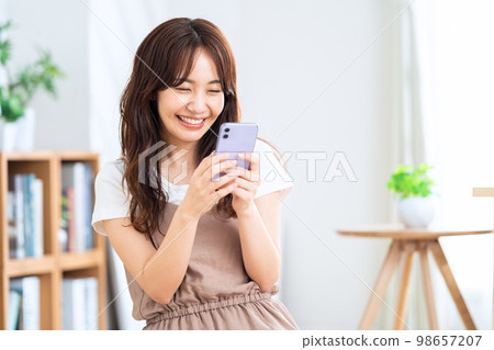 在客廳操縱智能手機的女人 98657207