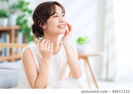 Female beauty beauty make-up skin care Female beauty beauty make-up skin care 98657232