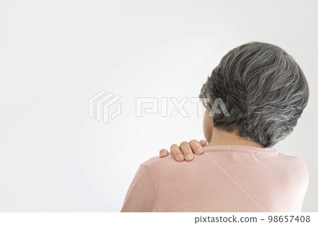 一位握住她肩膀的高級女性的後視圖 98657408