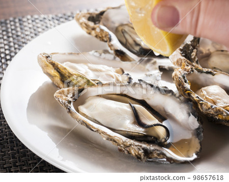 帶殼蒸牡蠣，擠檸檬汁 98657618