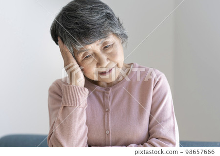 Senior woman holding her head 98657666