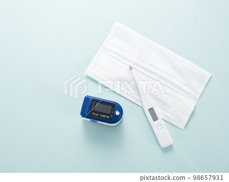 脈搏血氧儀、無紡布口罩和體溫計 98657931