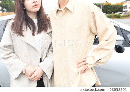 擁抱在汽車前面的亞裔男女夫婦 98658291