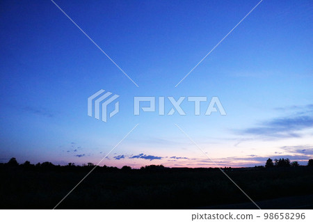 粉色和藍色的大海和日落 98658296