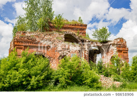 Ruins of Church of Assumption of Blessed Virgin Mary in village of Vorsino, Russia 98658906