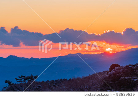 （靜岡縣）從箱根山脈升起的日出 98659639