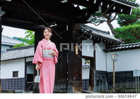 A young woman sightseeing in Kyoto in a kimono A young woman sightseeing in Kyoto in a kimono 98659647