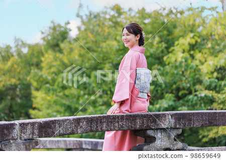 京都觀光,穿和服的女人穿過白川古門前橋 京都觀光,穿和服的女人穿過白川古門前橋 98659649