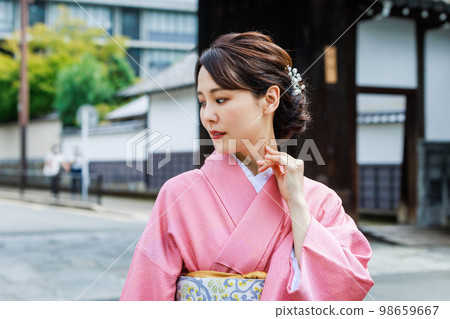 一位穿著和服在京都觀光的年輕女子 98659667
