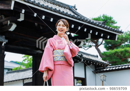 A young woman sightseeing in Kyoto in a kimono 98659709