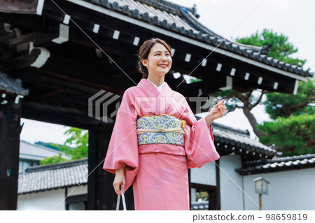一位穿著和服在京都觀光的年輕女子 98659819