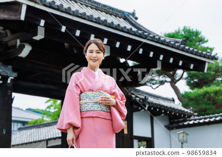 A young woman sightseeing in Kyoto in a kimono A young woman sightseeing in Kyoto in a kimono 98659834