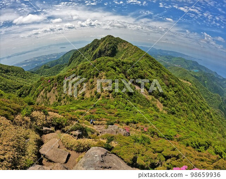 從國見嶽山頂眺望妙見岳和有明海 98659936