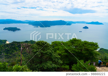[World Heritage Itsukushima Shrine] The islands of the Seto Inland Sea seen from Shishiiwa, Hatsukaichi City, Hiroshima Prefecture 98660221