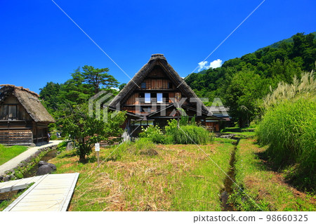 [Gifu Prefecture] Shirakawa-go under the clear sky, Wada family residence 98660325