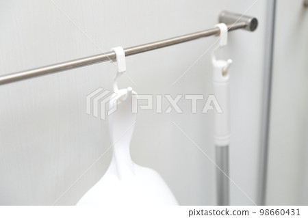 浴室裡的浴缸 98660431