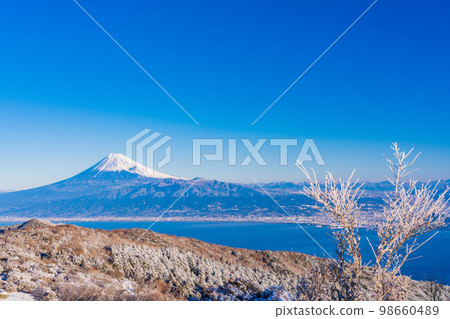 （靜岡縣）從白雪皚皚的富士山看到的富士山。 98660489