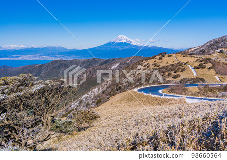 (靜岡縣)從白雪皚皚的富士山看到的富士山。 (靜岡縣)從白雪皚皚的富士山看到的富士山。 98660564
