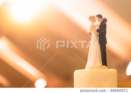 Wedding cake with bride and groom dolls 98660971