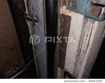 Installing a door seal against drafts and odors Installing a door seal against drafts and odors 98661003