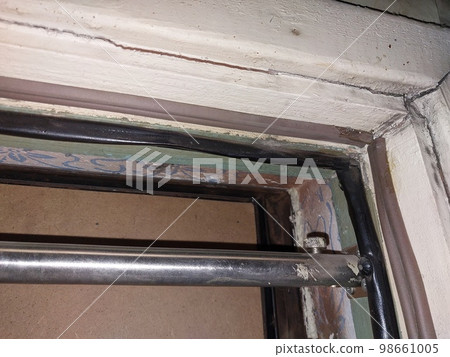 Installing a door seal against drafts and odors Installing a door seal against drafts and odors 98661005