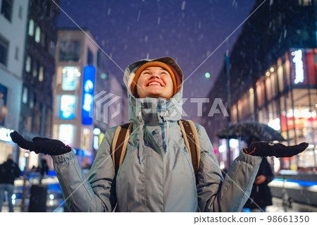 snowfall woman city christmas outside snowfall woman city christmas outside 98661350