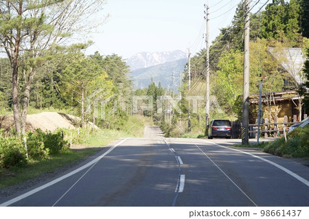 軍城市的一條道路和雪山景觀 98661437