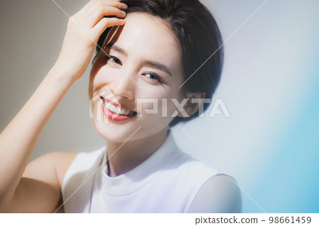 A woman with short hair 98661459