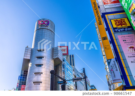 On May 8, the city of Tokyo in Japan was downgraded to Class 5. Contrails (with trails) in the sky … = January 26, Shibuya 98661547