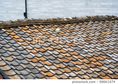 日式瓷磚，瓷磚未對準，雨水滲漏的原因 98661874