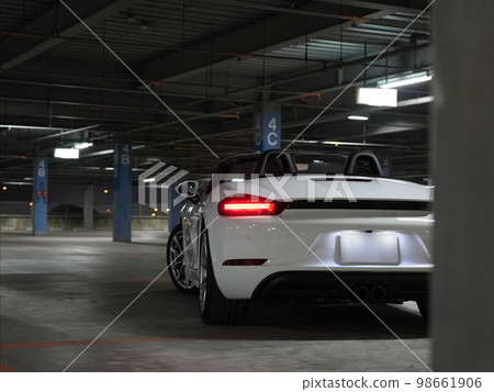 保時捷 718 Boxster 尾部穿過柱子 98661906