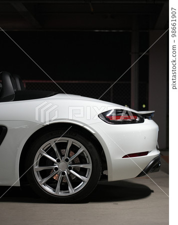 保時捷 718 Boxster 輪胎和車輪後側拍攝 98661907
