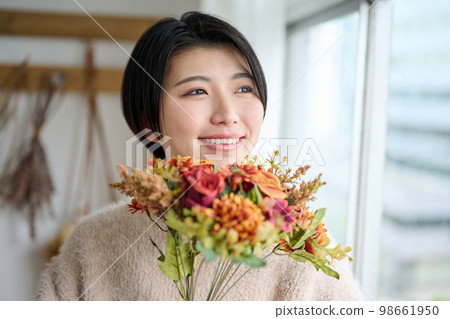 Portrait of a young woman with a bouquet 98661950