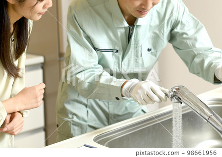 男工和女顧客在廚房交談 98661956