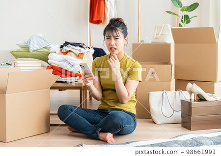 一個年輕女子擔心搬家 98661991