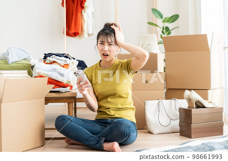 一個年輕女子擔心搬家 98661993
