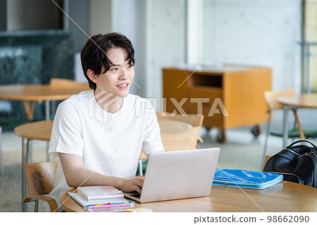 電腦上的年輕人 98662090
