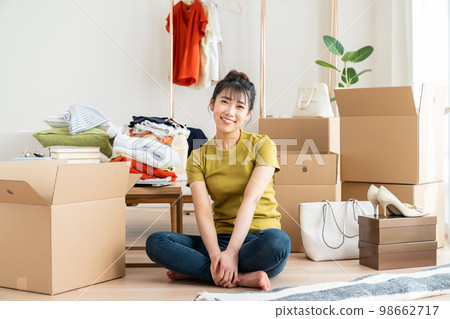 年輕女子移動 98662717
