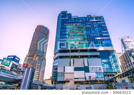 日本東京的城市景觀，從窗戶玻璃上可以看到 Shibuya Fukuras 和 Shibuya Scramble Square 98663023