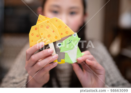 有摺紙青蛙的女孩 98663099