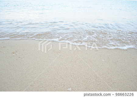 Waves to beat on the sandy beach 98663226